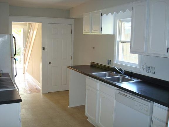 3rd image of 4527 Genessee St