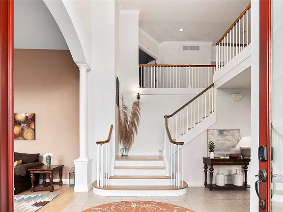 A spectacular welcome home from the entry