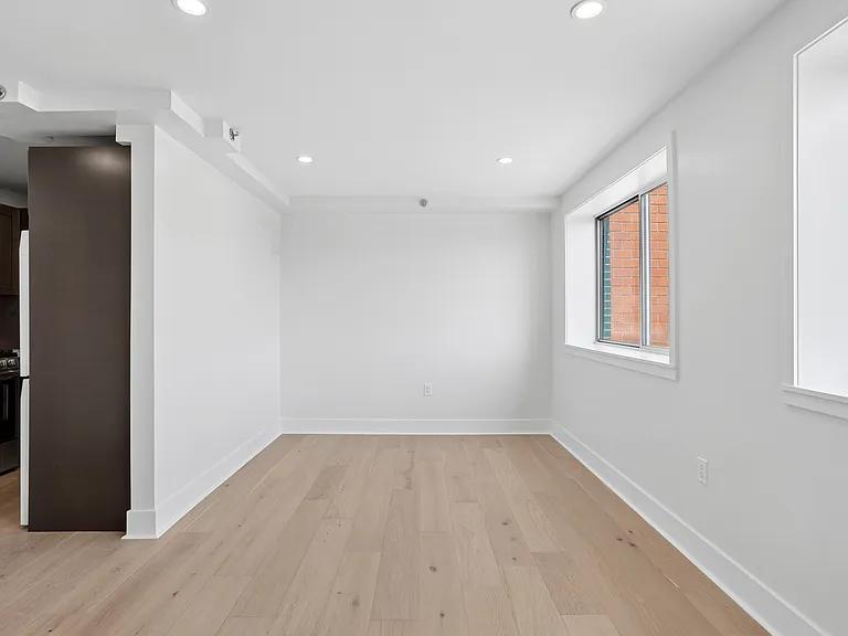 10210 Queens Blvd #401 — Photo 2