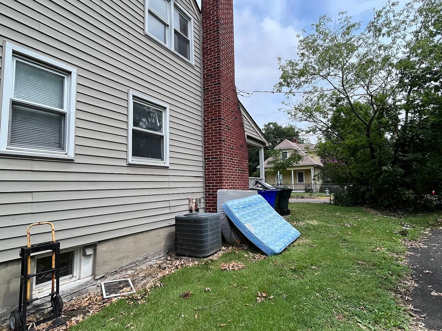 5 bed, 2130 sqft, $4,340 — Photo 2