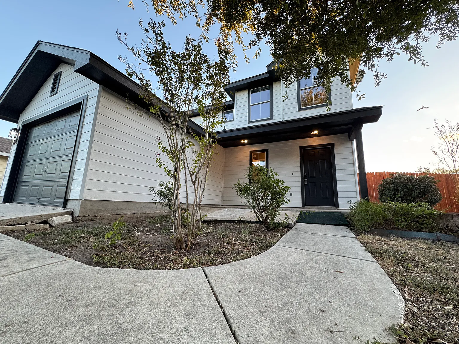 527 Red Robin Rd — Photo 2