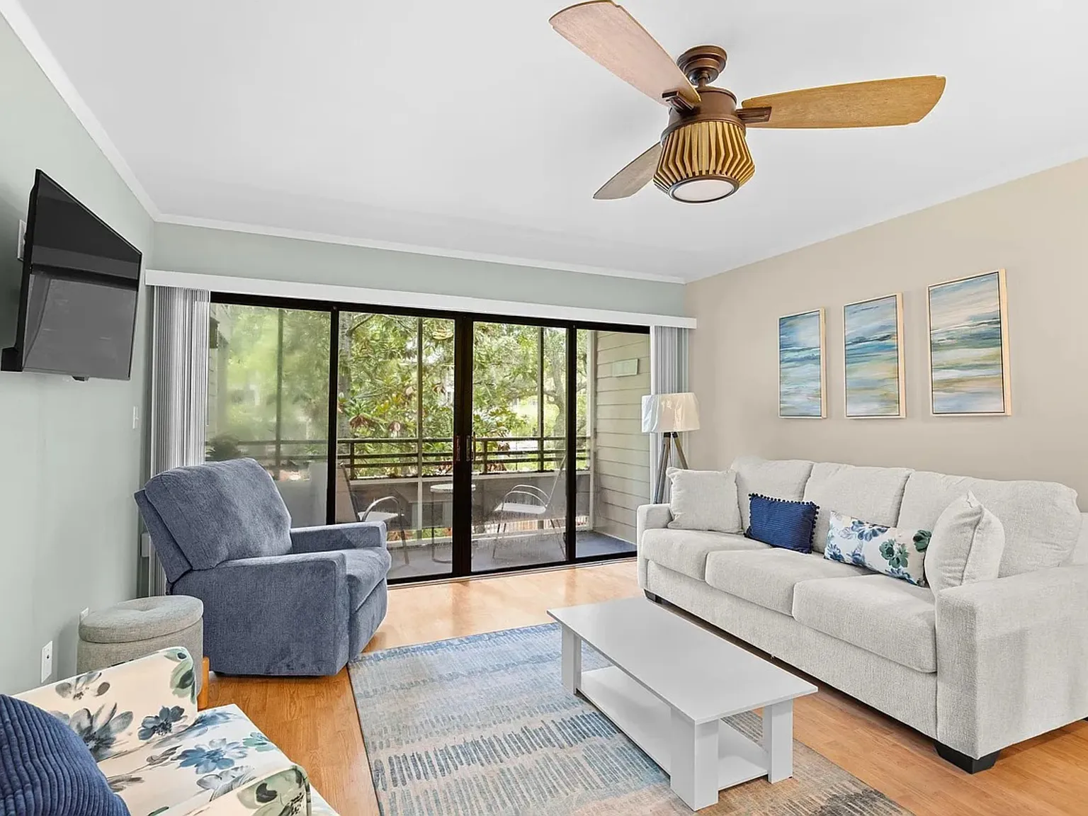 1 bed, 1.5 bath, 969 sqft, $1,600 — Photo 2
