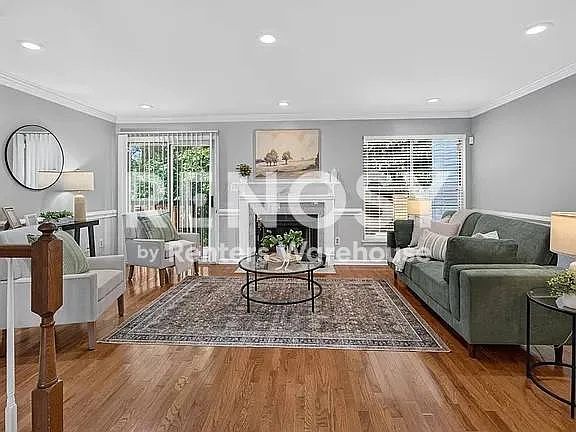 Available Now - Update 3 Br 3.5 Bath Town Home With Office And Fenced Yard — Photo 3