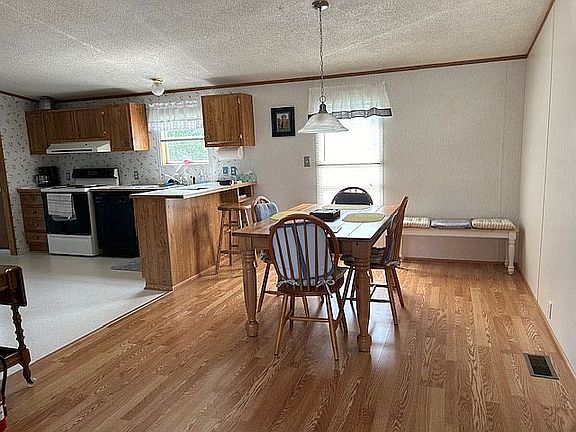4th image of 633 Barefoot Ln