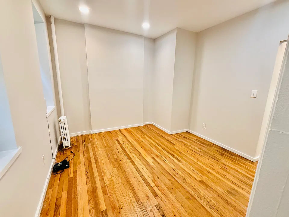 228 W 24th St #1R