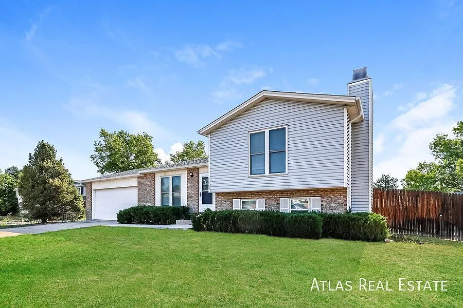 4 Weeks Free Rent & Free 55" Tv If Moved In By 8/31! Spacious & Inviting 3bd/2ba Home In Thornton — Photo 3