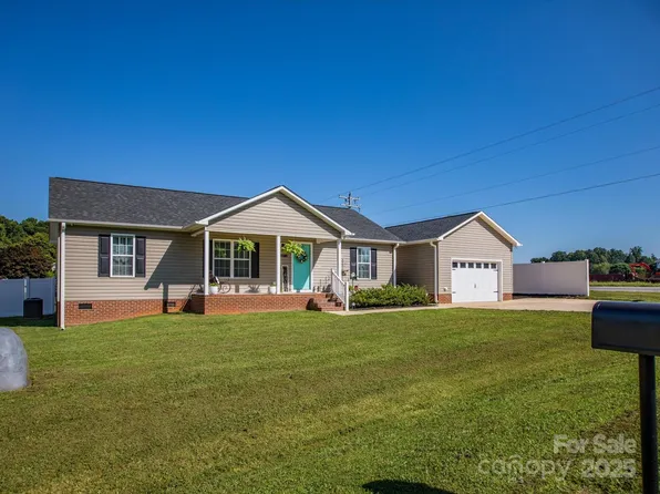 110 Lochshire Ln, Woodleaf, NC 27054