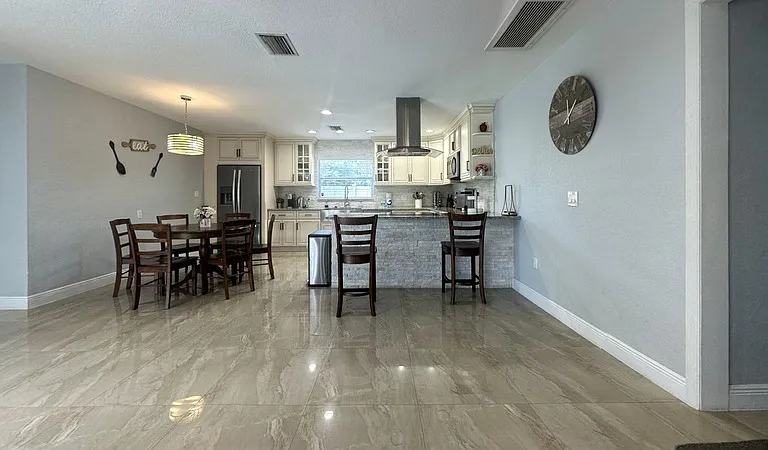 2558 Rosery Rd E — Photo 5