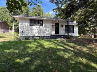 1404 Pioneer Rd, Marquette, MI 49855
