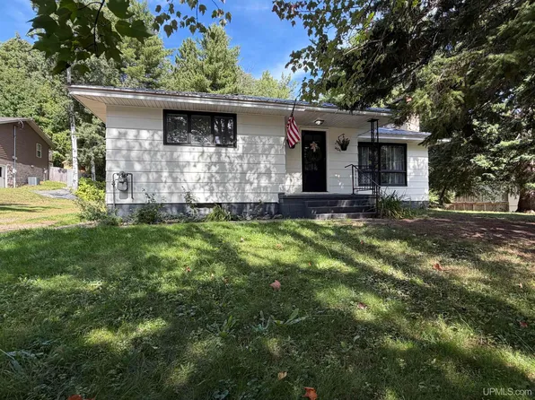1404 Pioneer Rd, Marquette, MI 49855