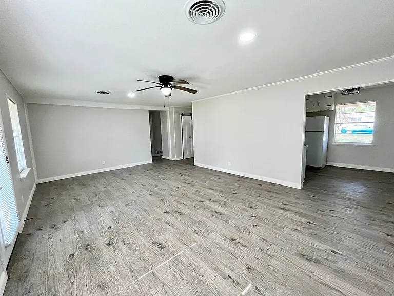 1005 Oakwood Ln — Photo 6