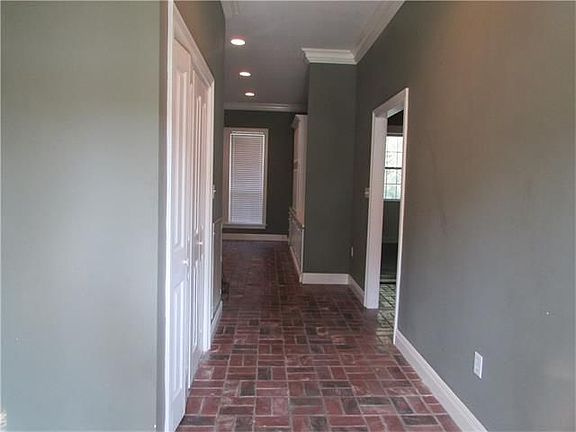 3rd image of 719 E Charles St