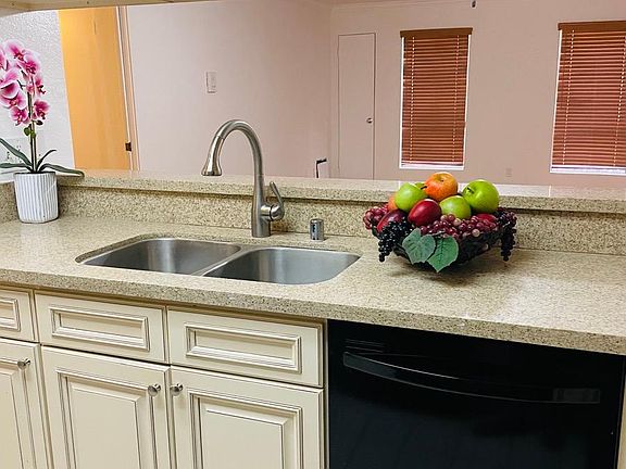 4th image of 630 N Grand Ave APT 105