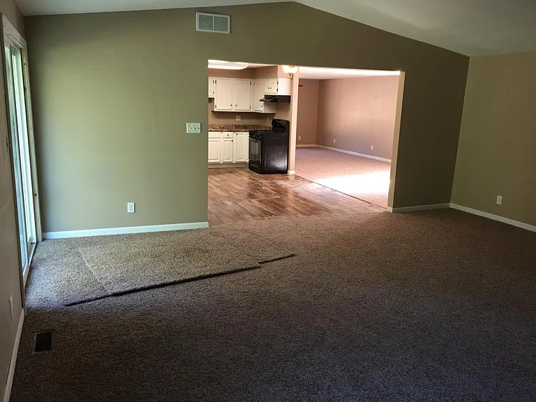 1289 Stratford Dr W — Photo 4
