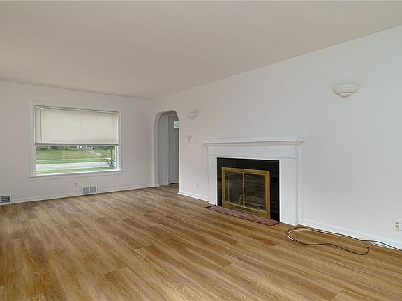 5th image of 559 S Hawkins Ave
