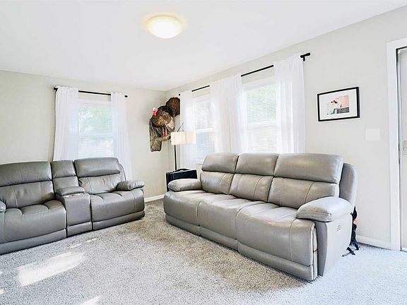 4th image of 14 Evergreen Ct