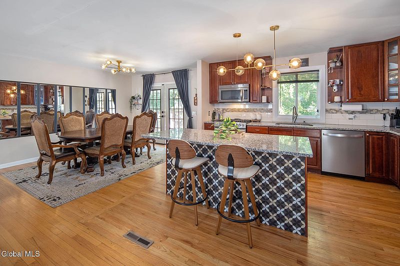 4th image of 5 Northcrest Drive