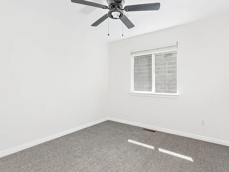205 N Geneva Rd #13 — Photo 15