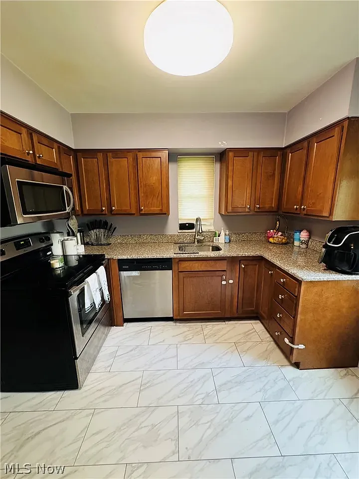 3 bed, 1.5 bath, 1153 sqft, $1,850 — Photo 4