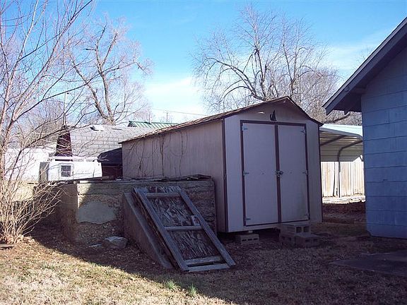 5th image of 144 E Brown St
