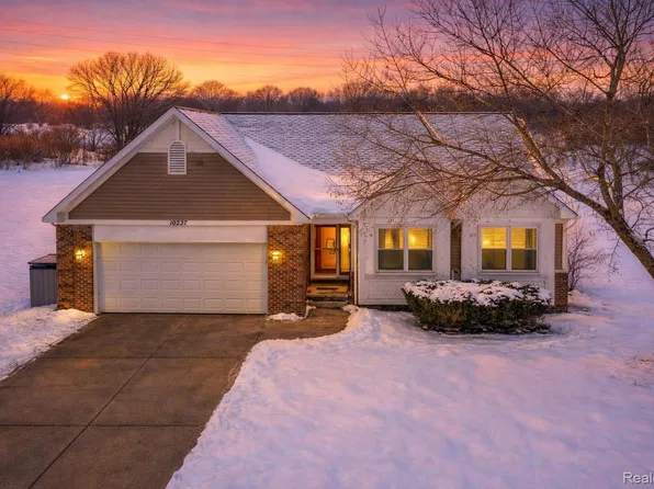 10237 Swan Lake Cir, Ypsilanti, MI 48197