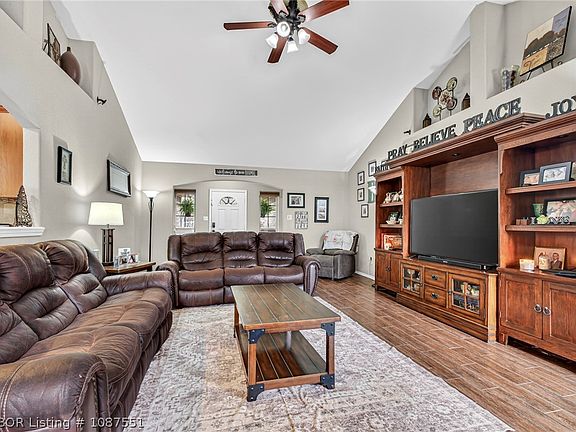 3rd image of 1736 Red Oak Cir