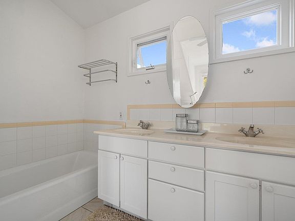 4th image of 2149 Dartmouth St