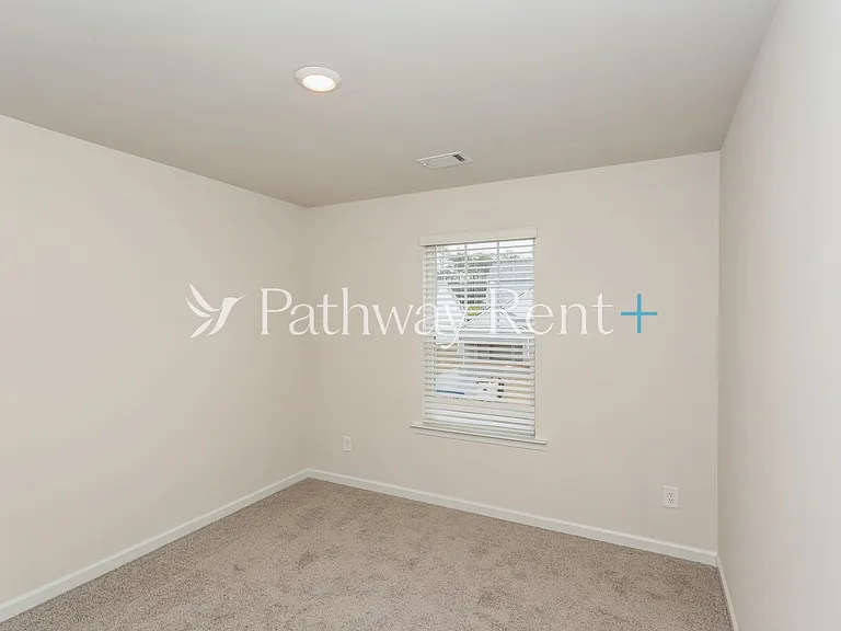 628 Mackenzie Cv — Photo 11