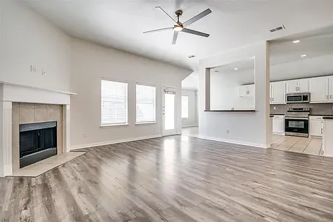 3 bed, 2276 sqft, $2,200 — Photo 3