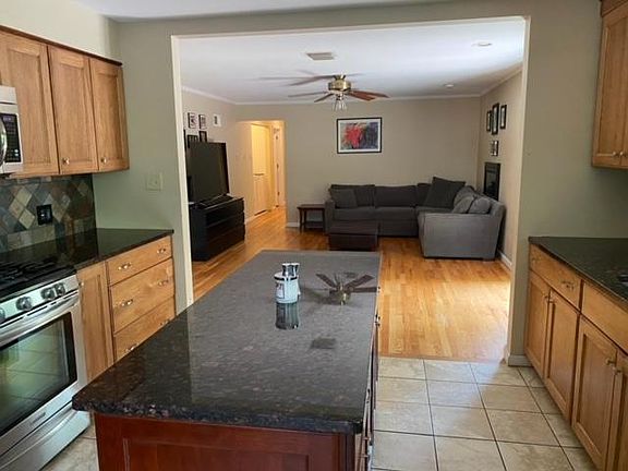 5th image of 817 Berry Hill Dr