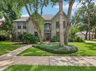 907 Remington Ct, Friendswood, TX 77546