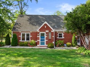 5275 S Tuckaway Dr, Greenfield, WI 53221