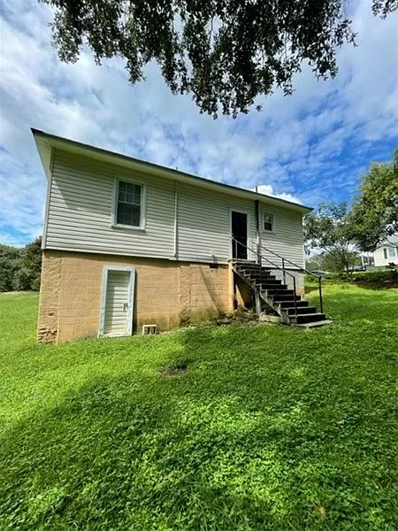 2 bed, 1.0 bath, 1010 sqft, $1,350 — Photo 2
