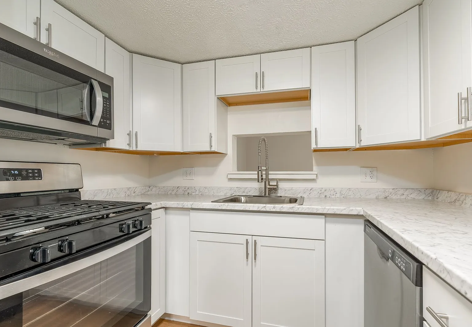 1366 Sheridan Dr APT F photo 1