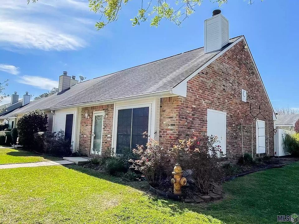 End unit with beautiful landscaping
