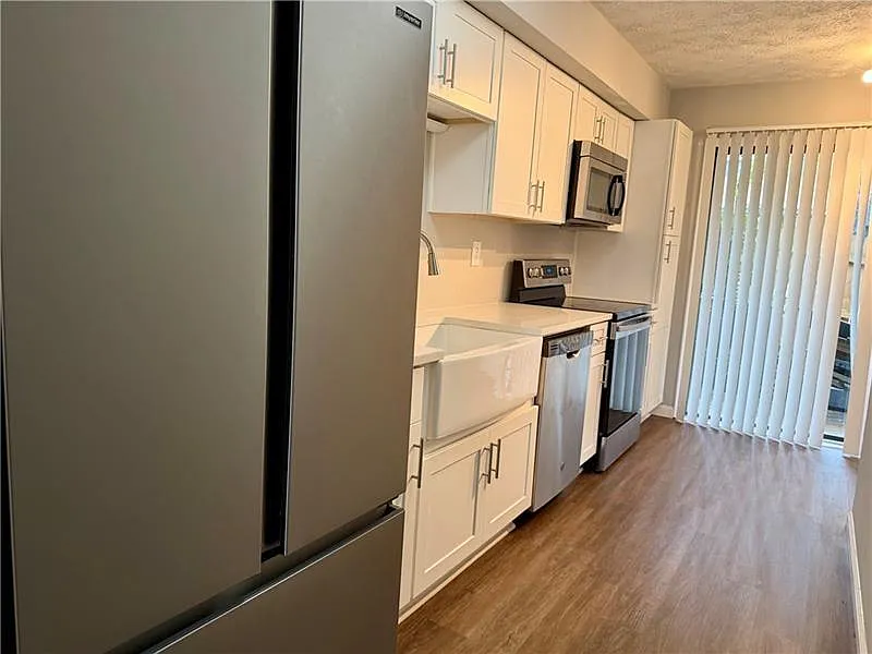 2 bed, 1.5 bath, 1328 sqft, $1,600 — Photo 2