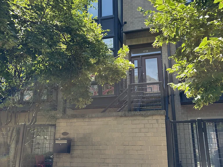 1719 W Diversey Pkwy — Photo 1
