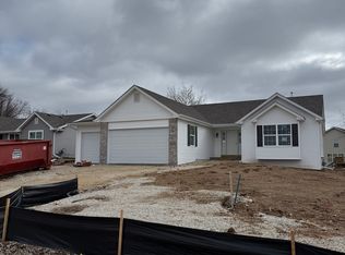 444 Live Oak Ln, Poplar Grove, IL 61065