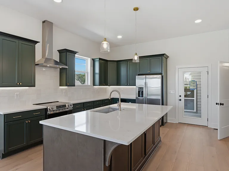 628 40th Ave N — Photo 1