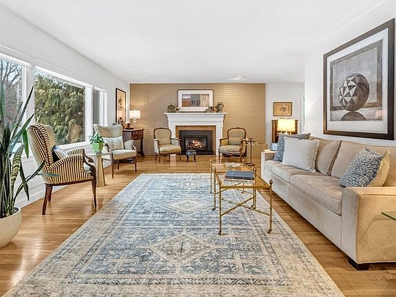 4th image of 90 Elmwood Rd