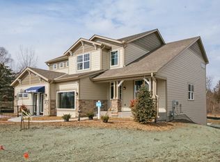 921 Cascade Dr, Chaska, MN 55318