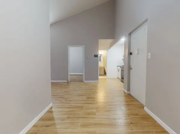 76-16 Grand Cent Parkway image 5 of 21