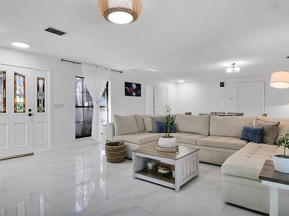 3rd image of 1307 Normandy Cir