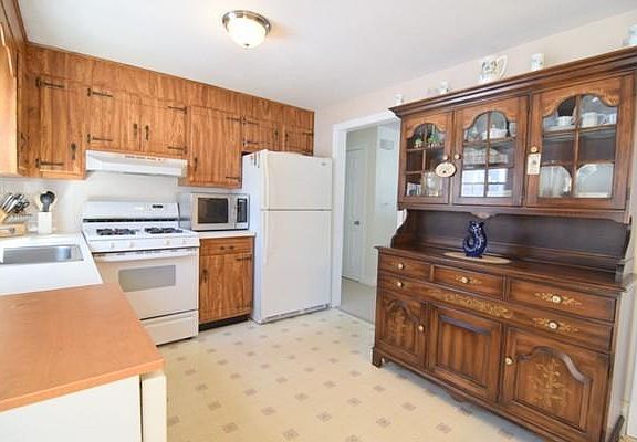 2nd image of 2 Strawberry Ln