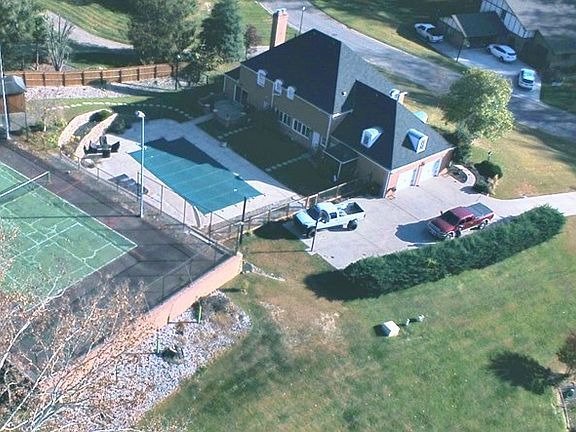 2nd image of 3009 Camelot Dr