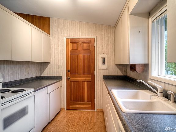 4th image of 15639 SE 9th St