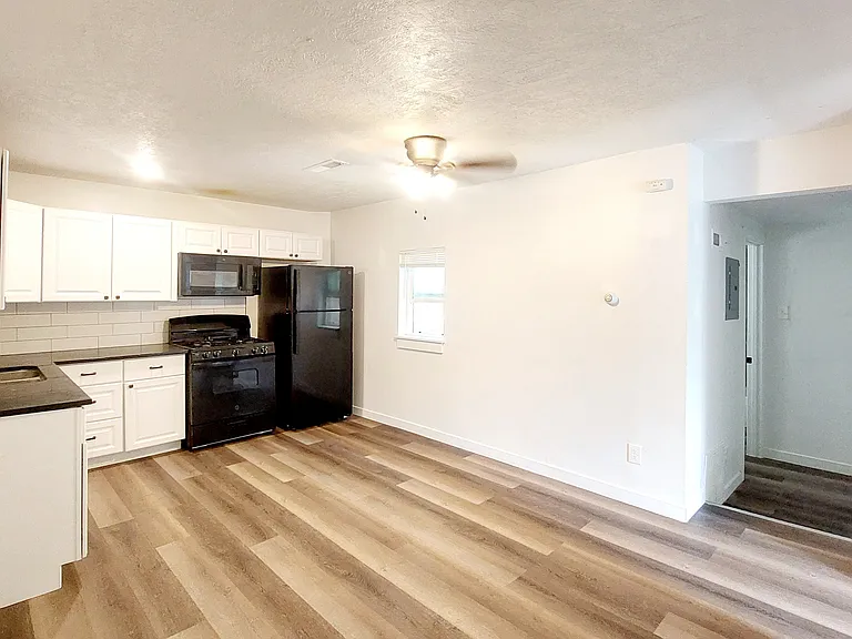 715 E Parker Ln #4 — Photo 2