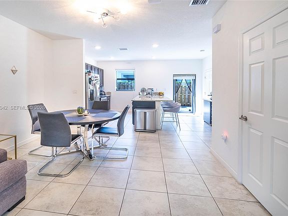 3rd image of 1540 SW 28th St