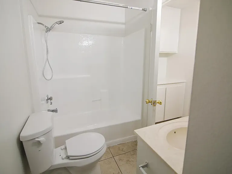 329 W 14th St #G — Photo 10