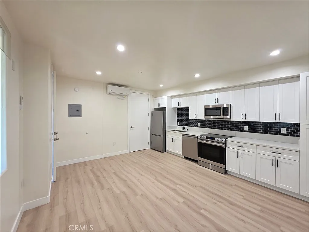 Studio, 400 sqft, $1,695 — Photo 2